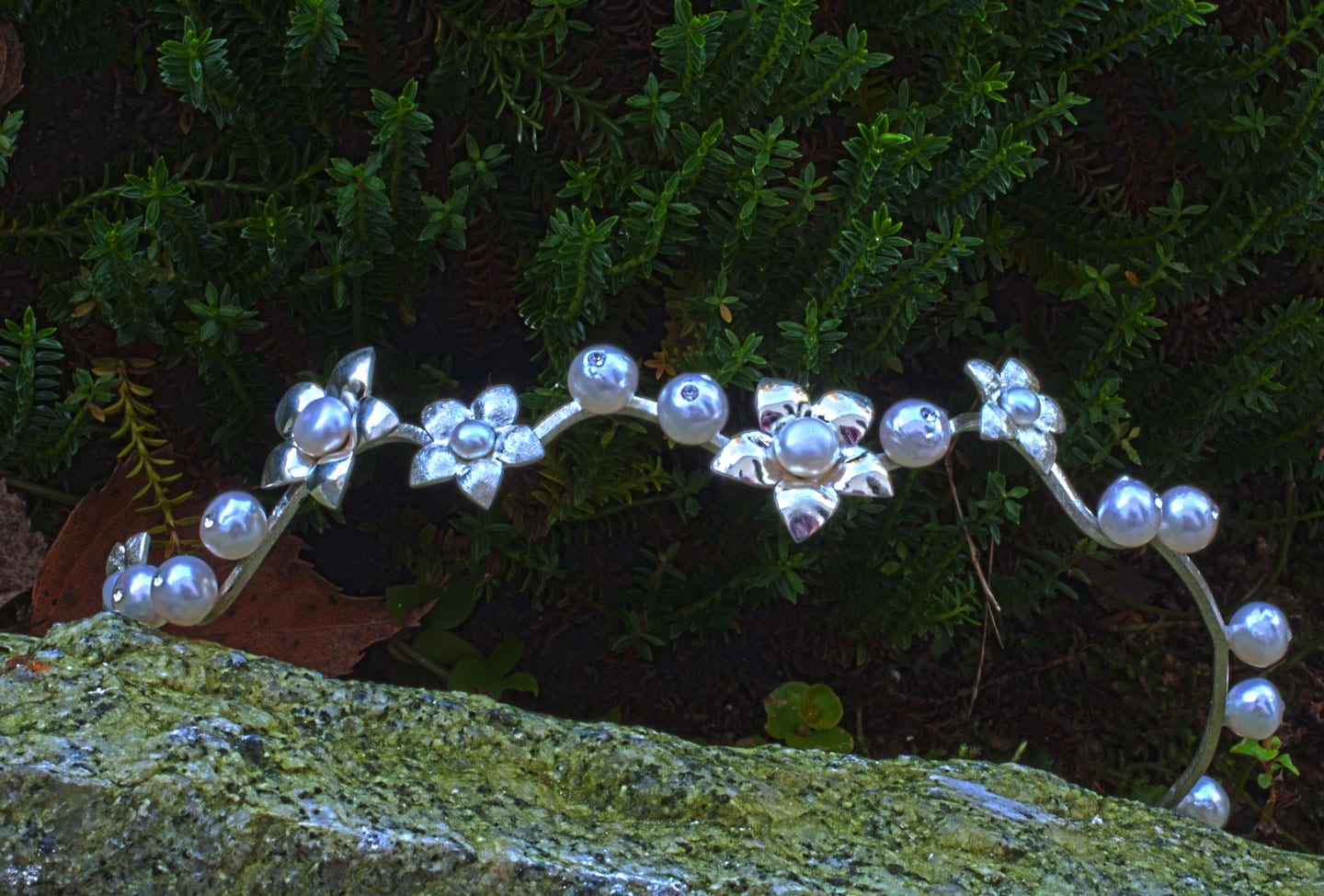 Haarreif / Diadem mit ziselierten Blumen in Silber und Süßwasserzuchtperlen