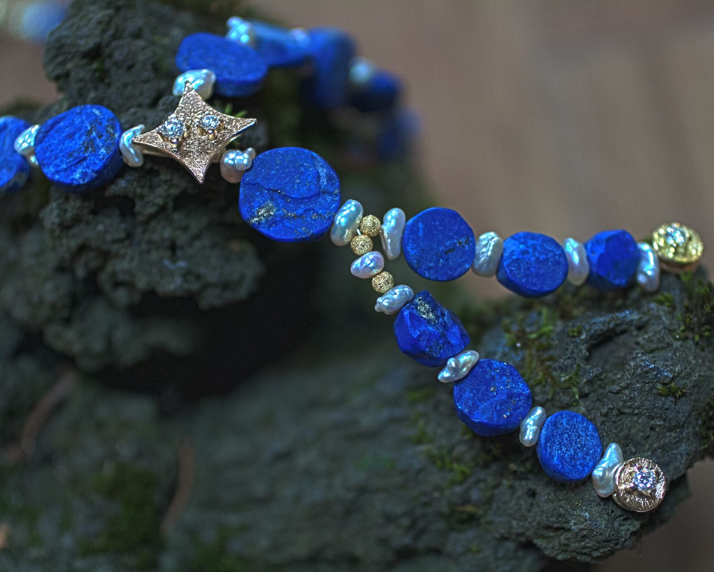 Lapislazuli Collier mit Keshi Perlen und Gold-Zwischenteilen mit Brillantbesatz