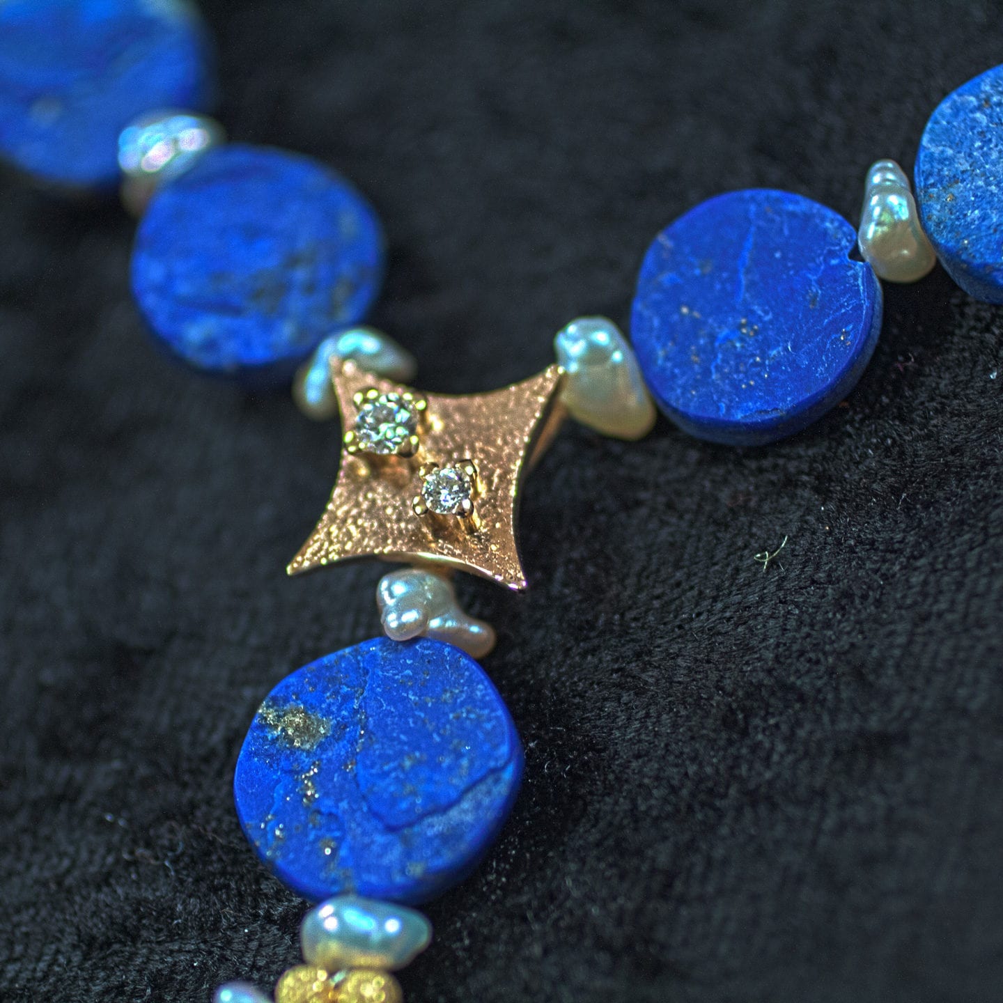Lapislazuli Collier mit Keshi Perlen und Gold-Zwischenteilen mit Brillantbesatz