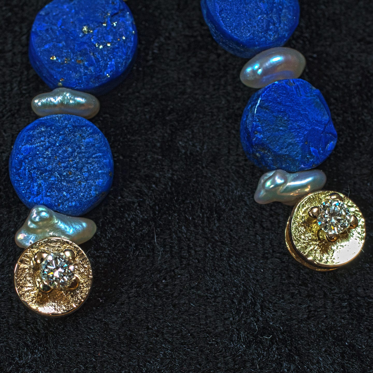 Lapislazuli Collier mit Keshi Perlen und Gold-Zwischenteilen mit Brillantbesatz