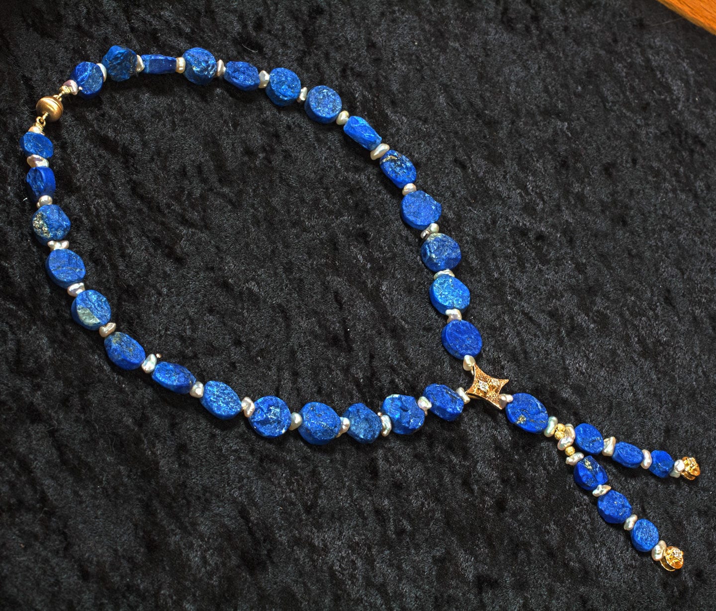 Lapislazuli Collier mit Keshi Perlen und Gold-Zwischenteilen mit Brillantbesatz