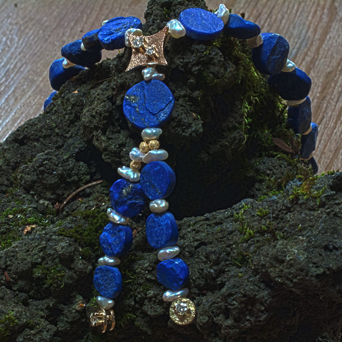 Lapislazuli Collier mit Keshi Perlen und Gold-Zwischenteilen mit Brillantbesatz