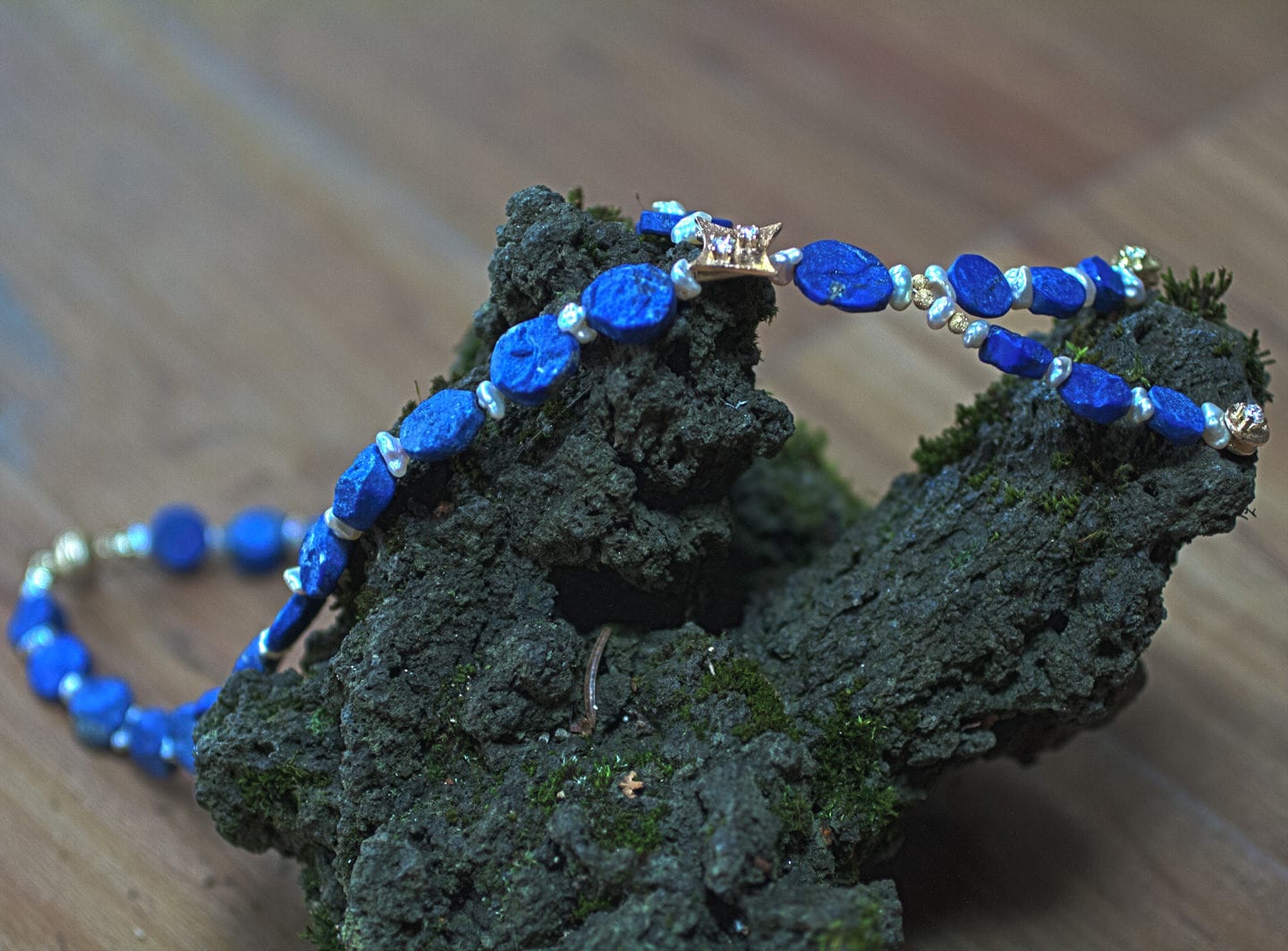 Lapislazuli Collier mit Keshi Perlen und Gold-Zwischenteilen mit Brillantbesatz