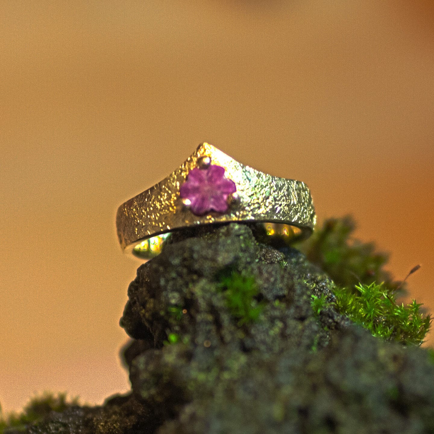 Gelbgoldring mit natürlich gewachsener Rubinrose