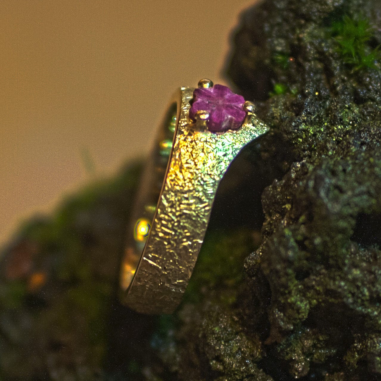 Gelbgoldring mit natürlich gewachsener Rubinrose