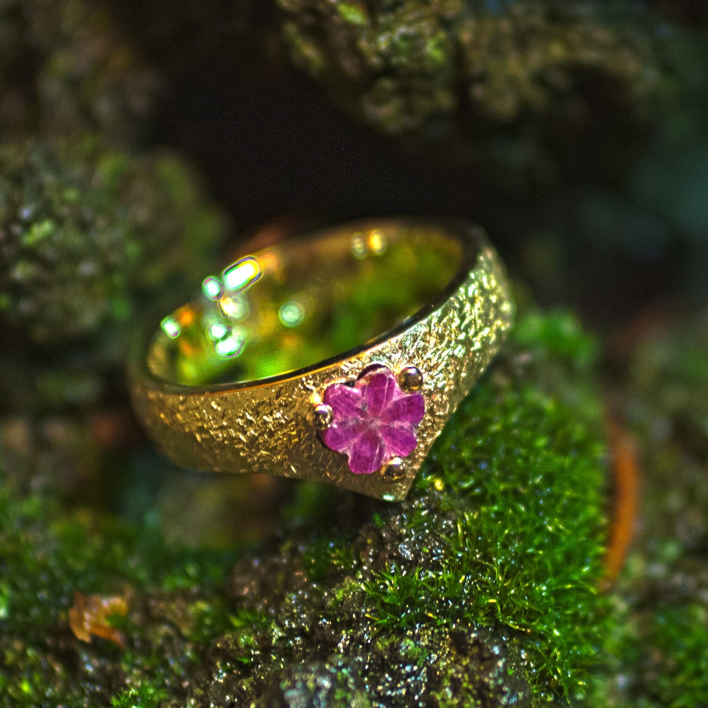 Gelbgoldring mit natürlich gewachsener Rubinrose