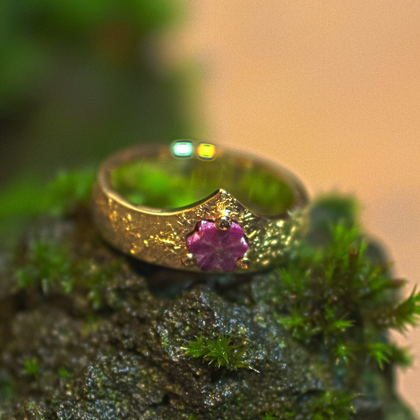 Gelbgoldring mit natürlich gewachsener Rubinrose