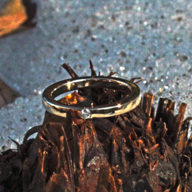 goldener Spannring mit Brillant