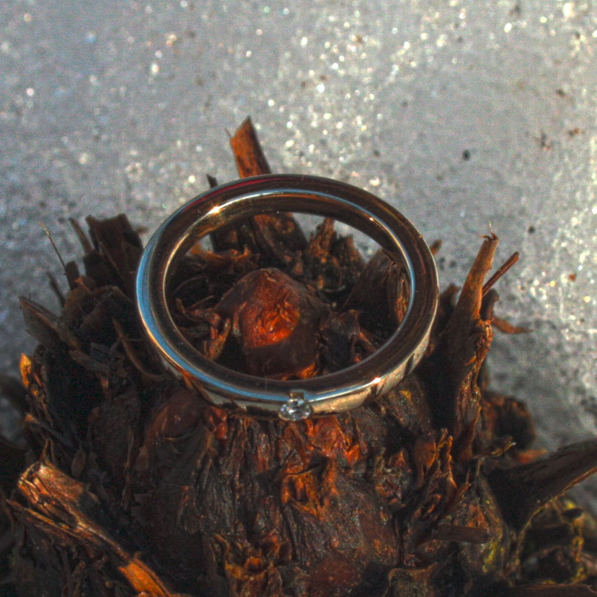 goldener Spannring mit Brillant