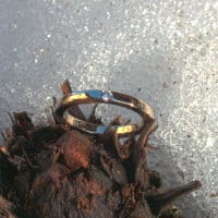 goldener Spannring mit Brillant