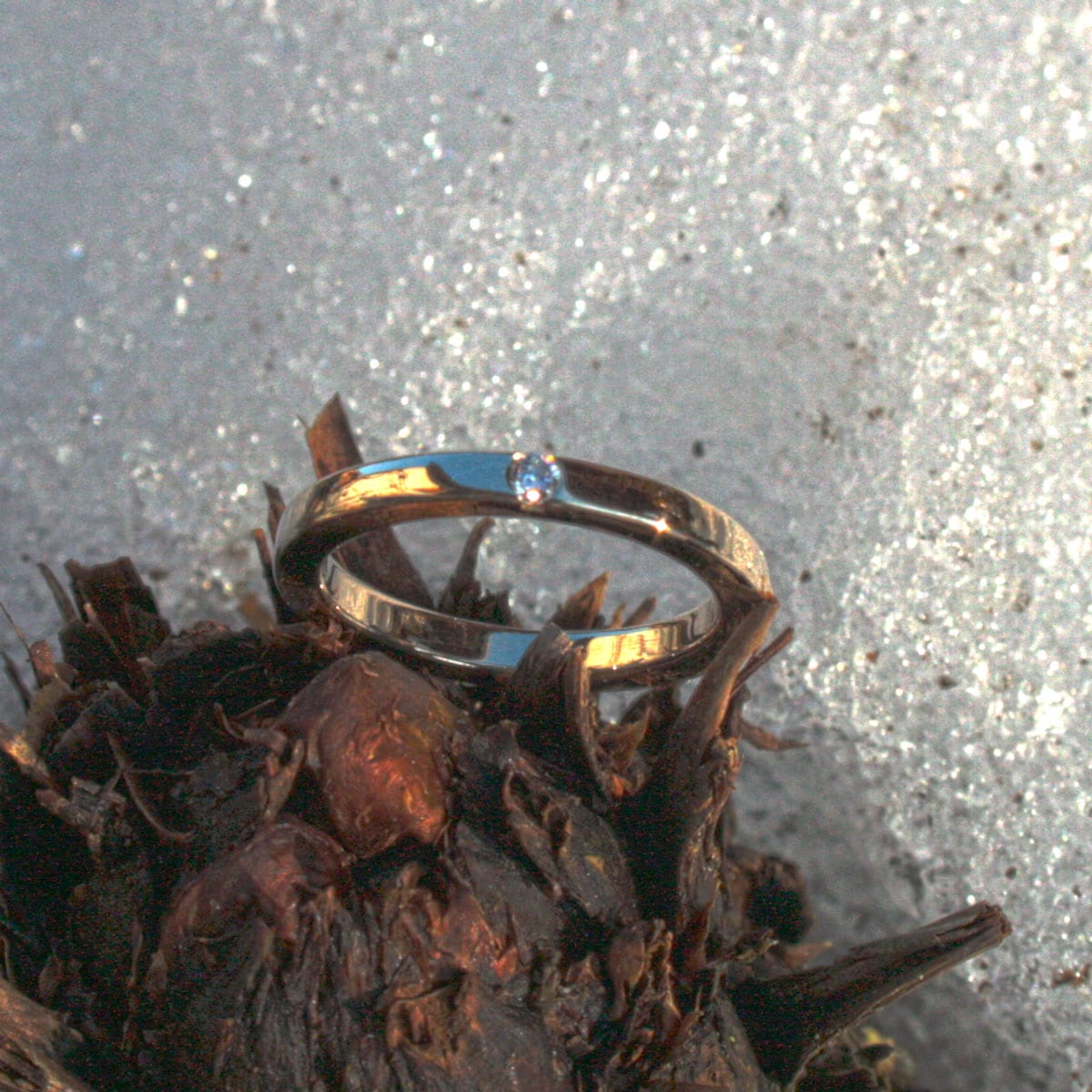 goldener Spannring mit Brillant