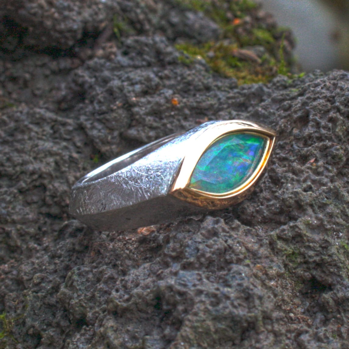 Silberring mit Opal in Golfassung