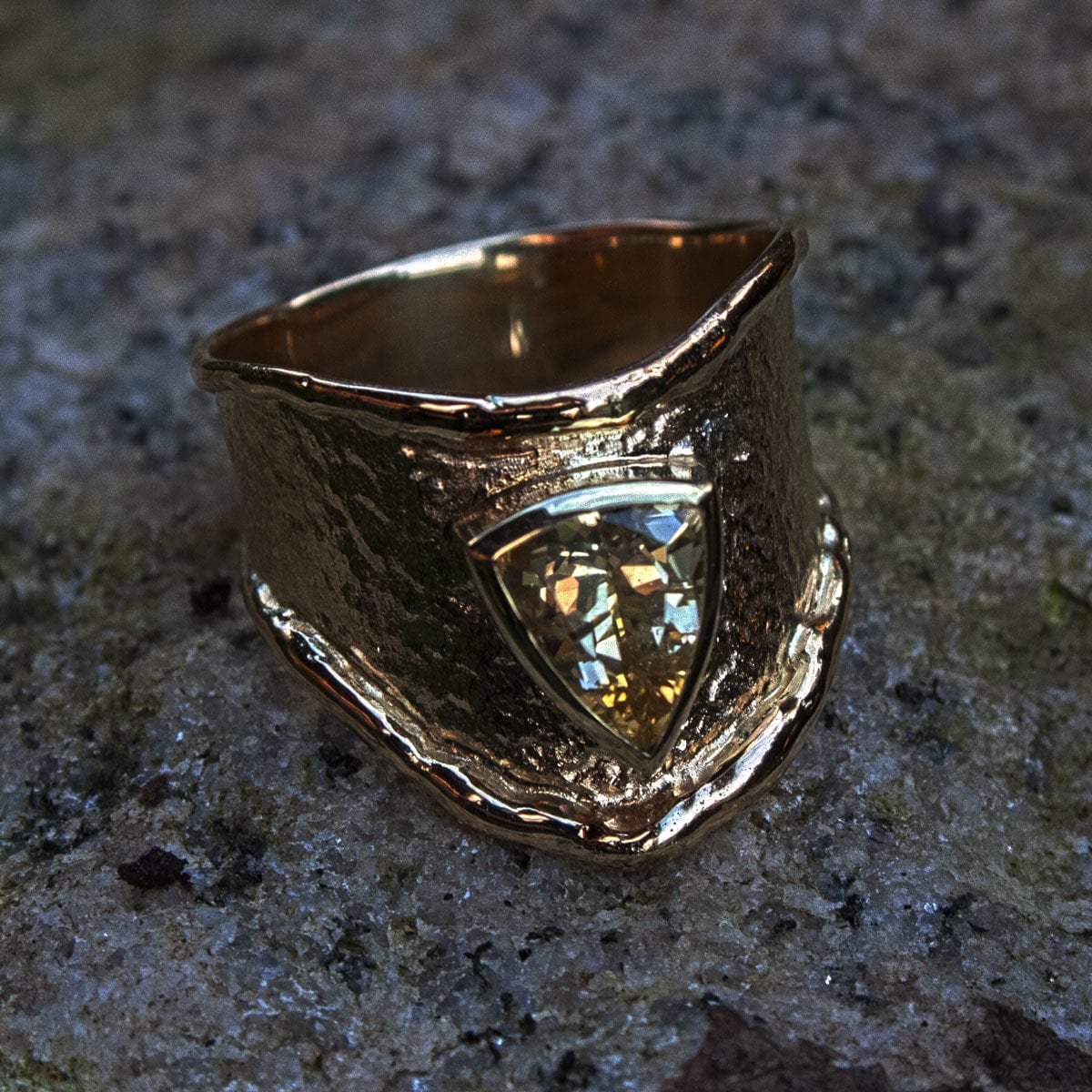 Gelbgoldring mit gelbem Saphir