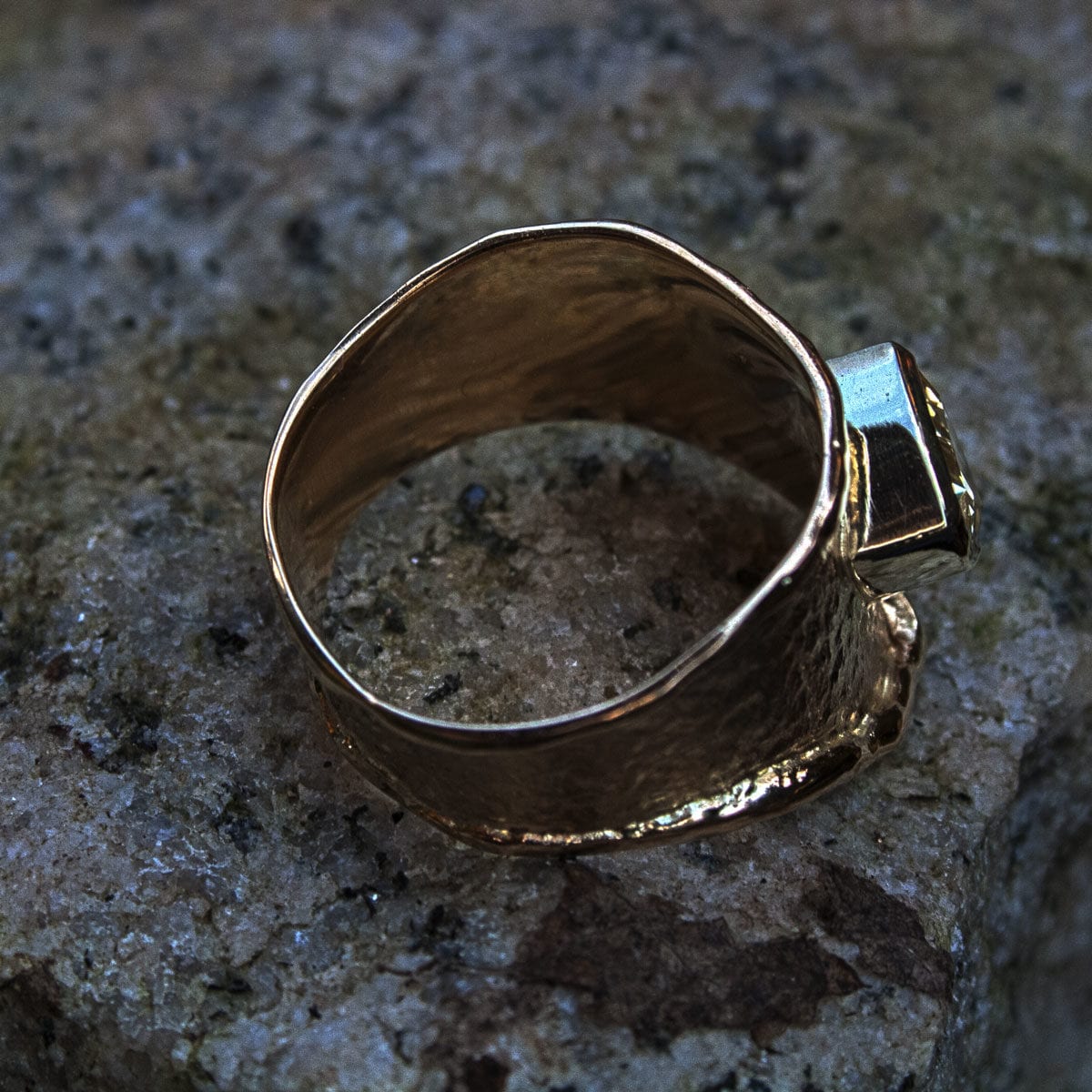 Gelbgoldring mit gelbem Saphir