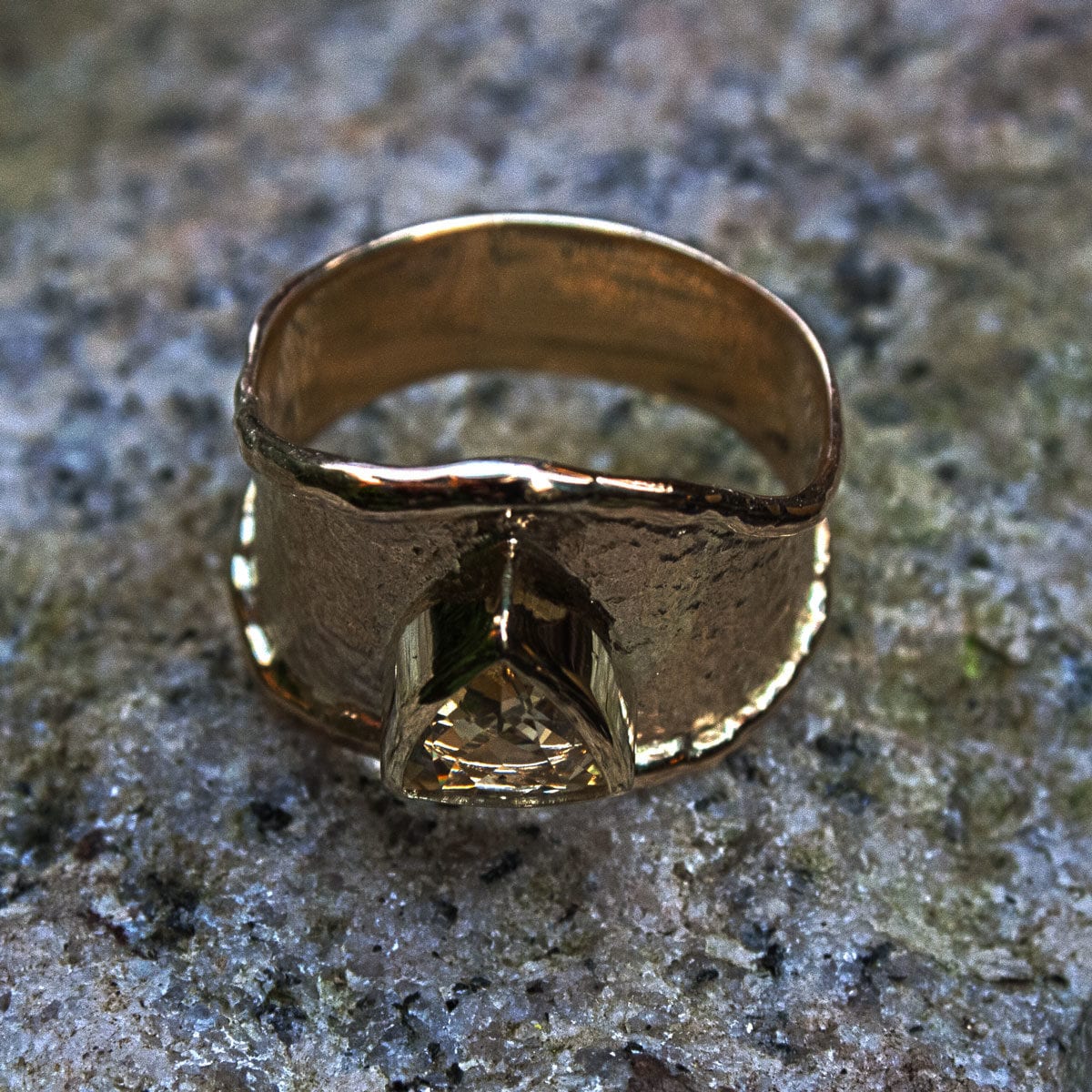 Gelbgoldring mit gelbem Saphir