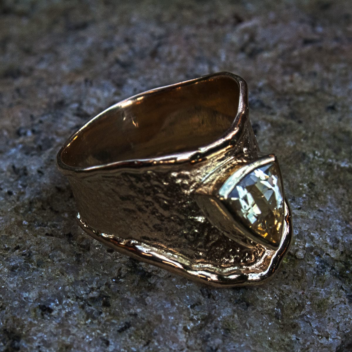 Gelbgoldring mit gelbem Saphir