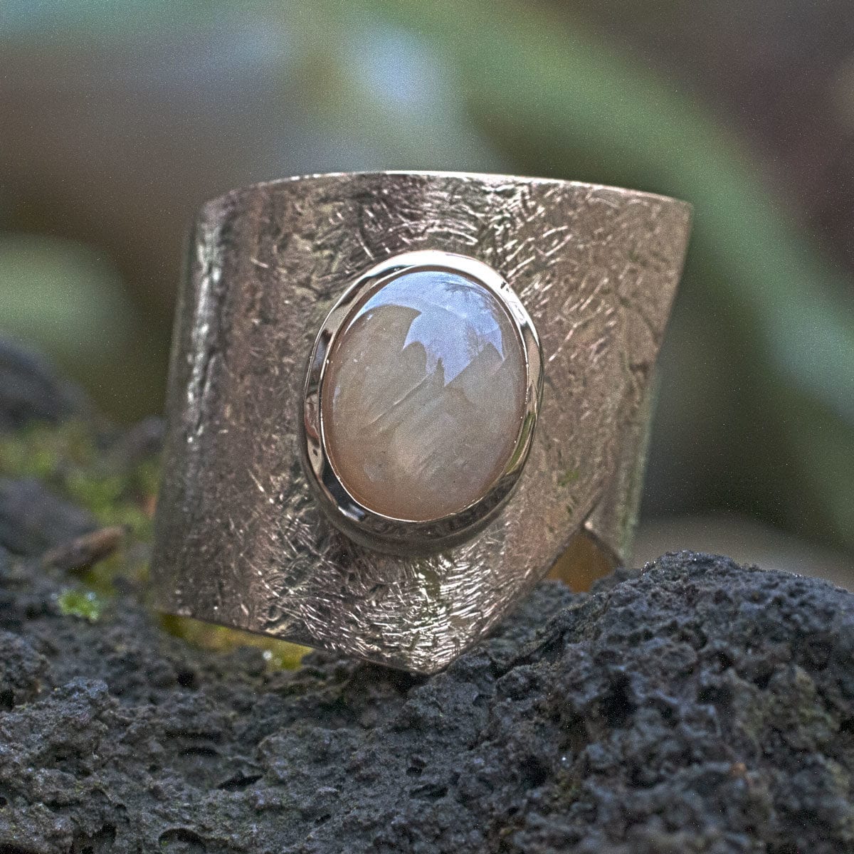 goldener Wickelring mit Saphir