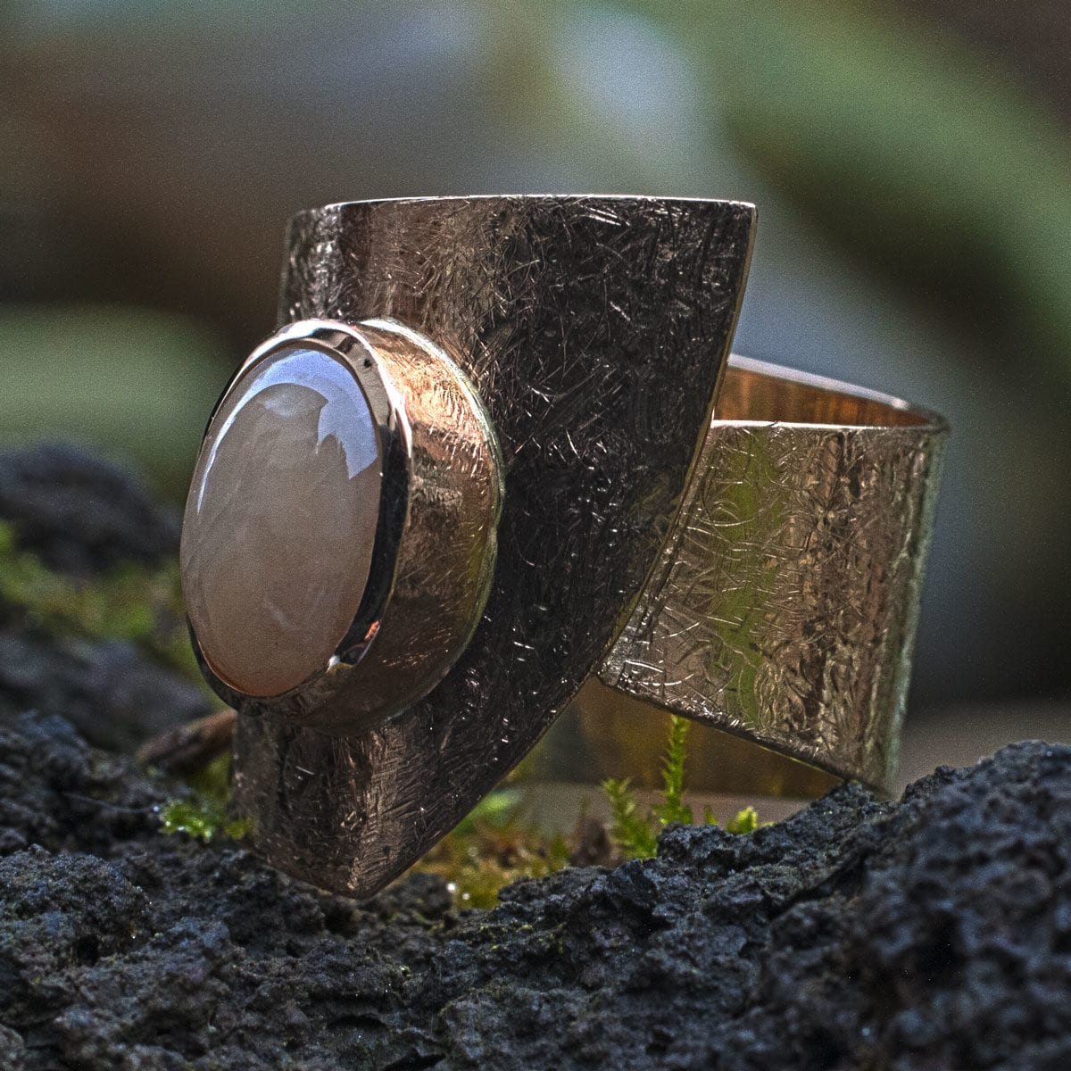 goldener Wickelring mit Saphir-Cabouchon