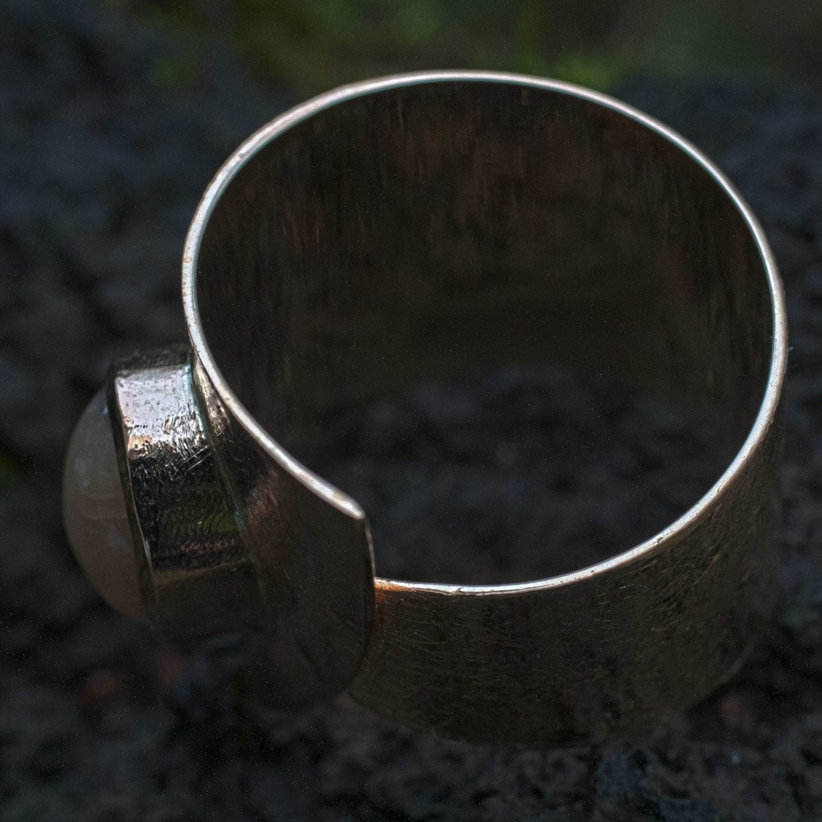 goldener Wickelring mit Saphir-Cabouchon