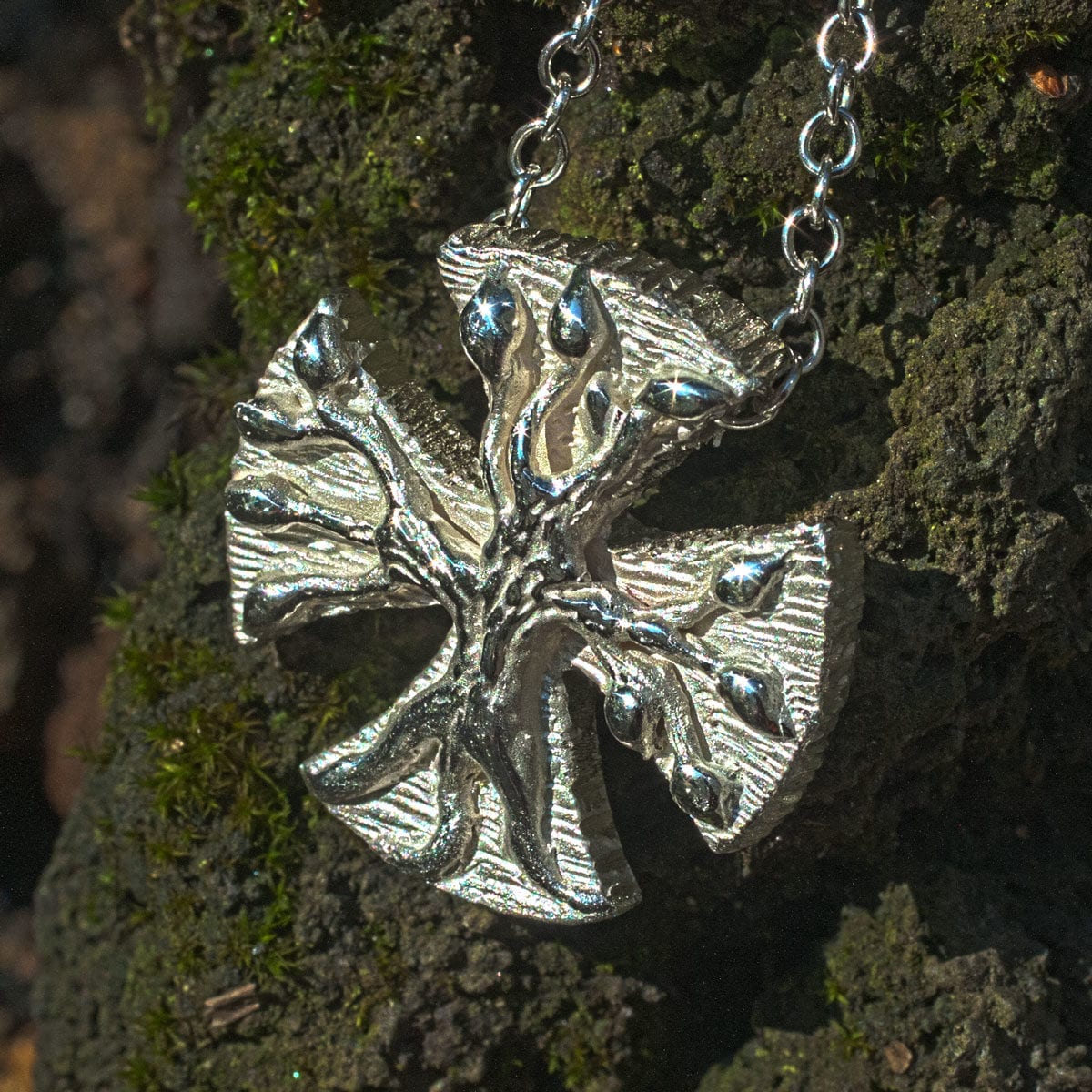 Silberkreuz mit Lebensbaum