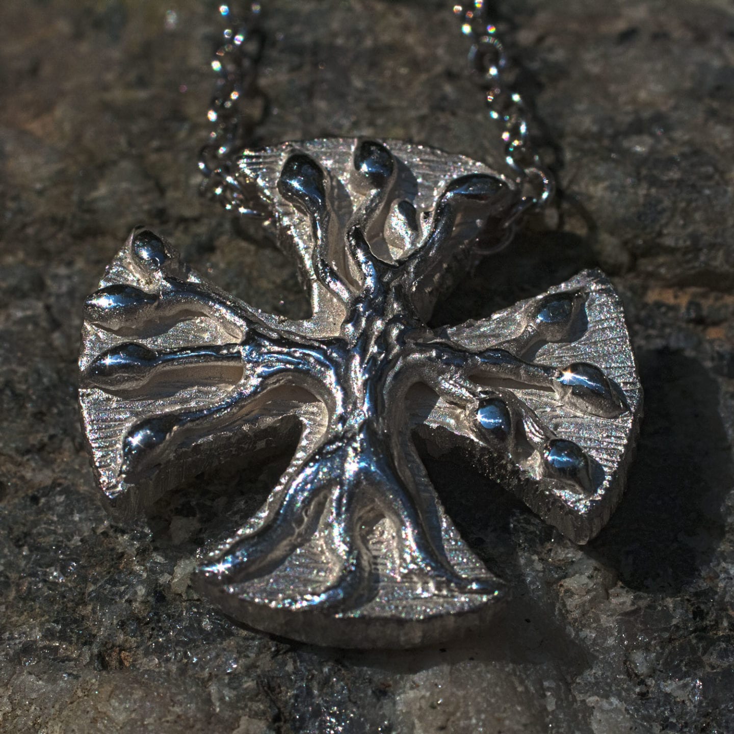 Silberkreuz mit Lebensbaum