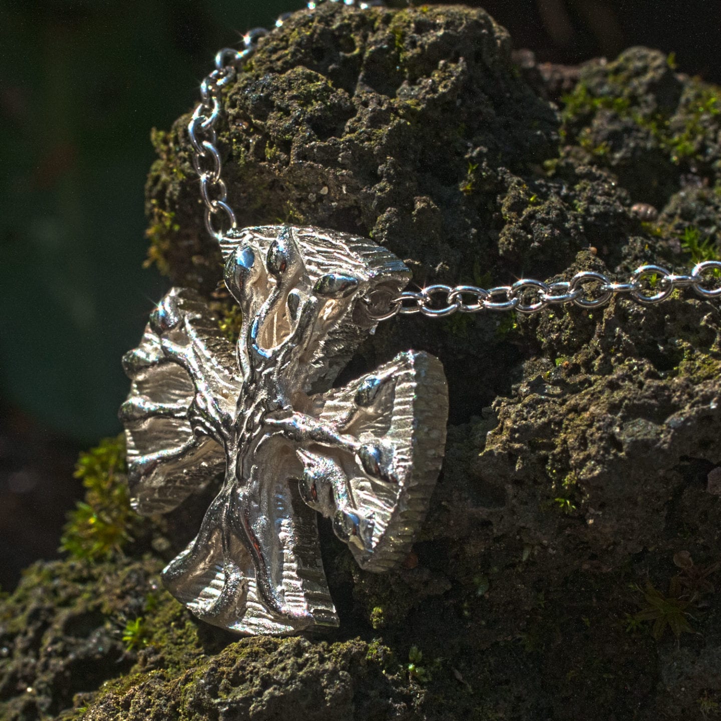 Silberkreuz mit Lebensbaum