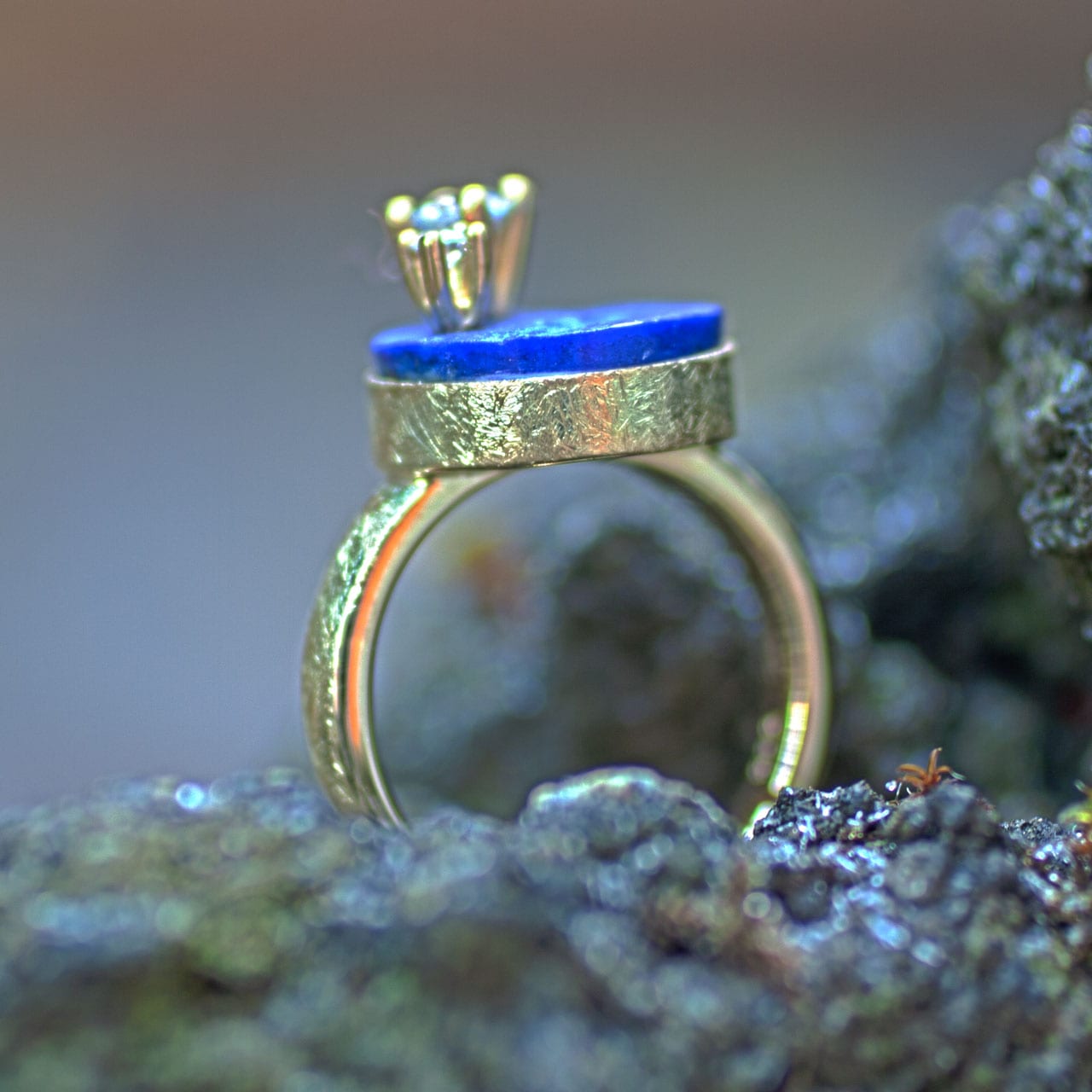 Goldring mit Lapilazuli und Brillanten