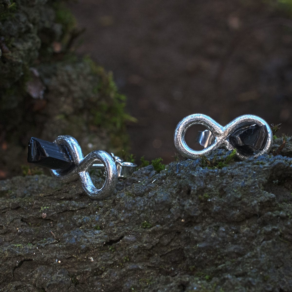 Liegende Acht mit schwarzem Turmalin