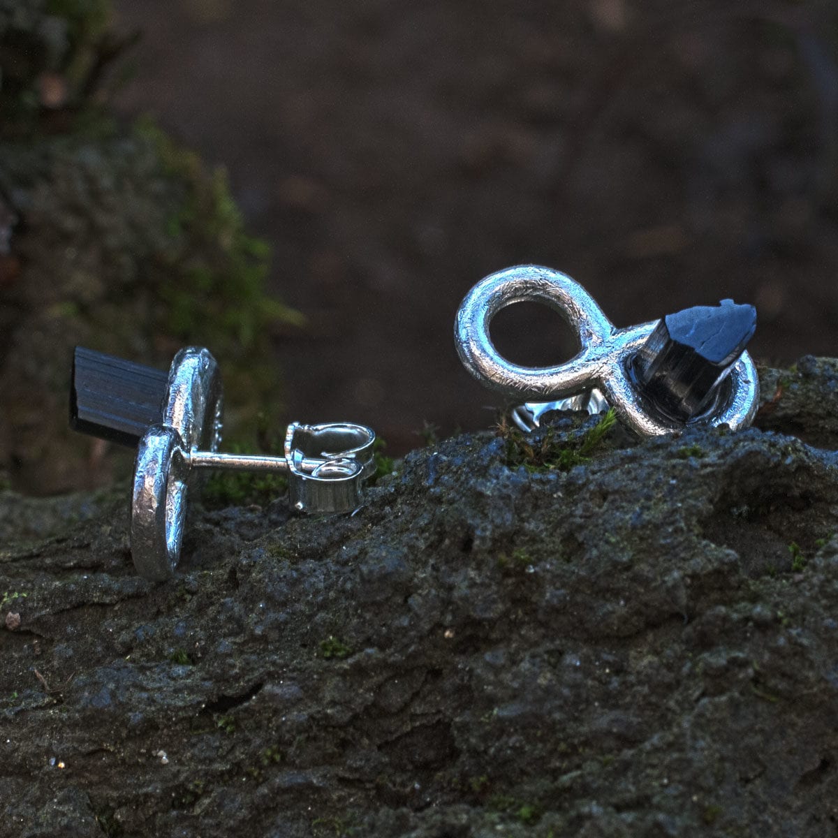 Liegende Acht mit schwarzem Turmalin