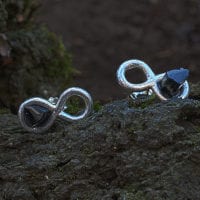 Liegende Acht mit schwarzem Turmalin