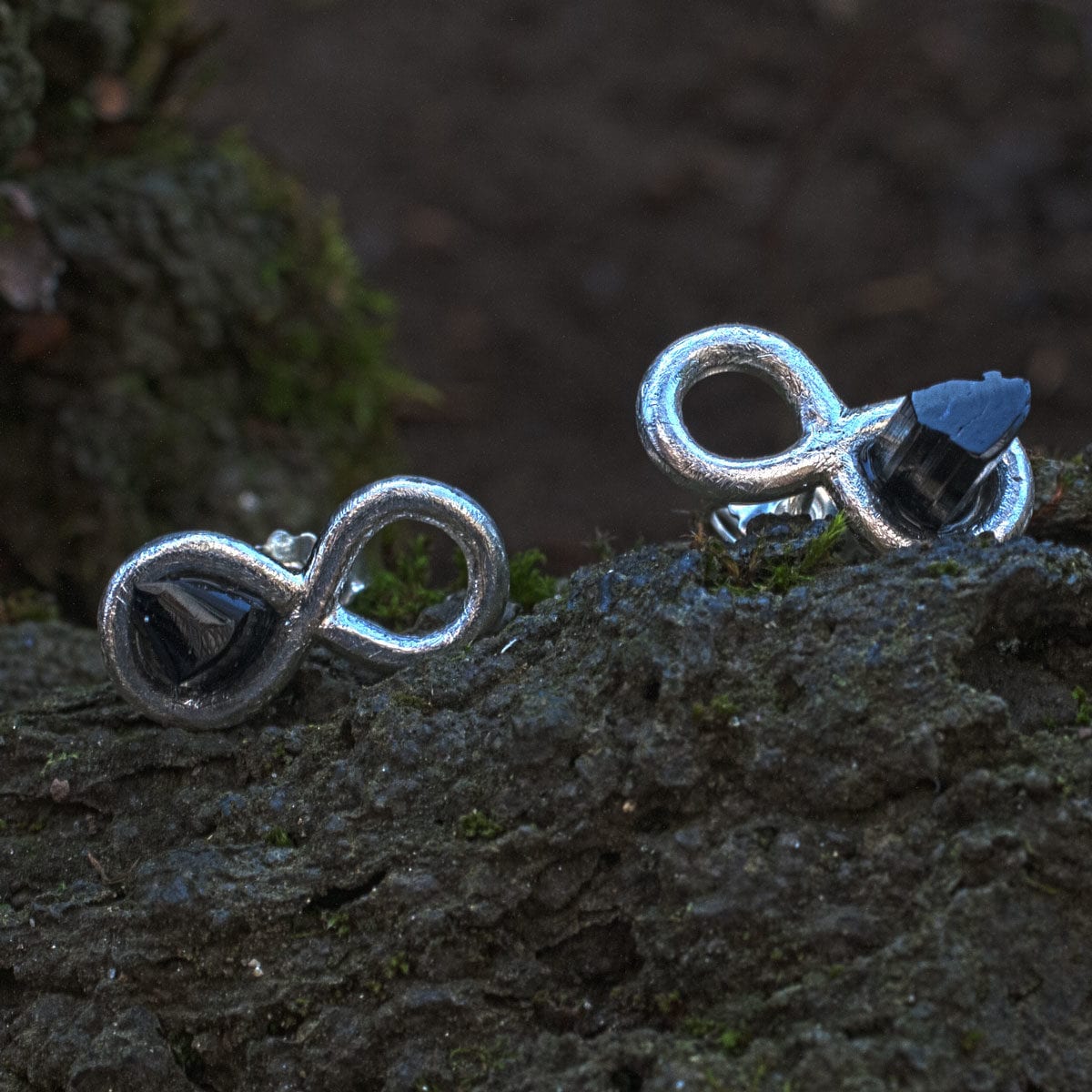 Liegende Acht mit schwarzem Turmalin