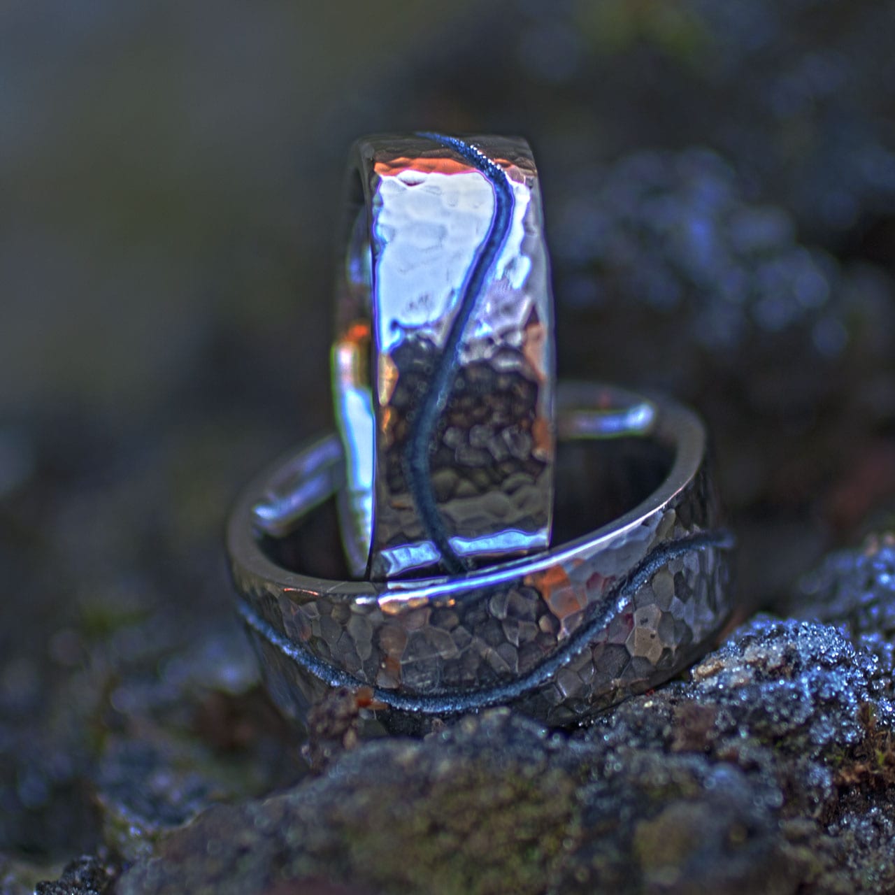 Palladiumringe mit Niello-Welle