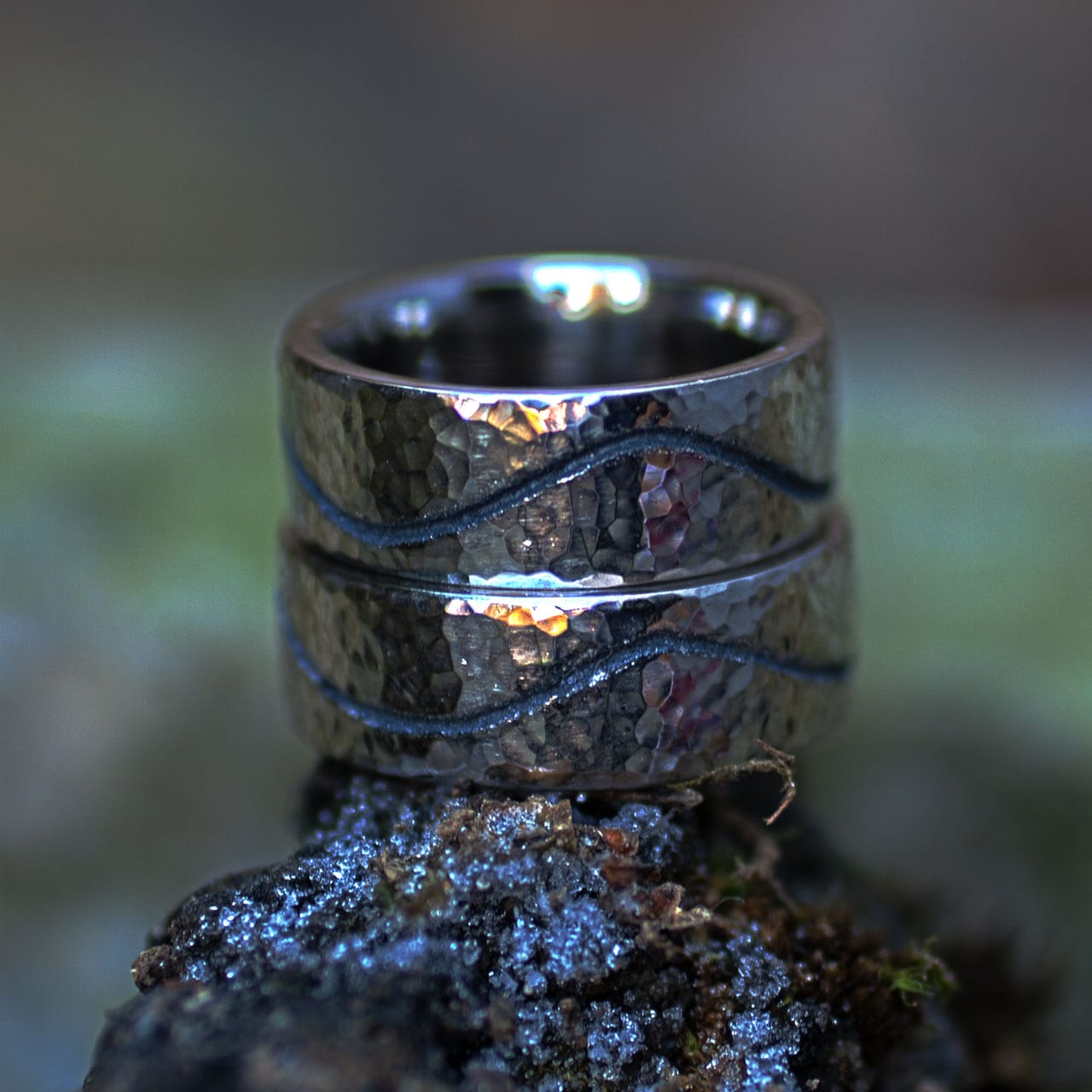 Palladiumringe mit Niello-Welle