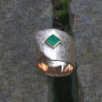 Gelbgold-Wickelring mit Smaragd
