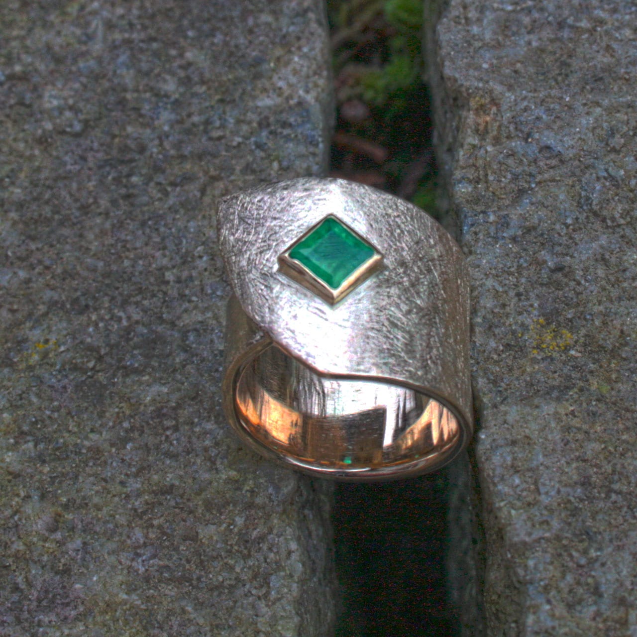 Gelbgold-Wickelring mit Smaragd