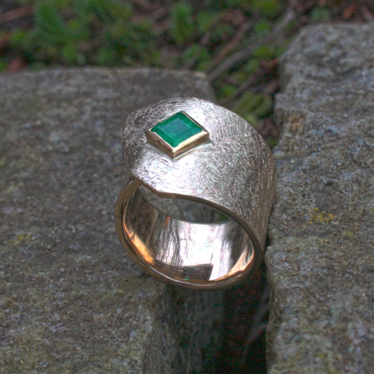 Gelbgold-Wickelring mit Smaragd