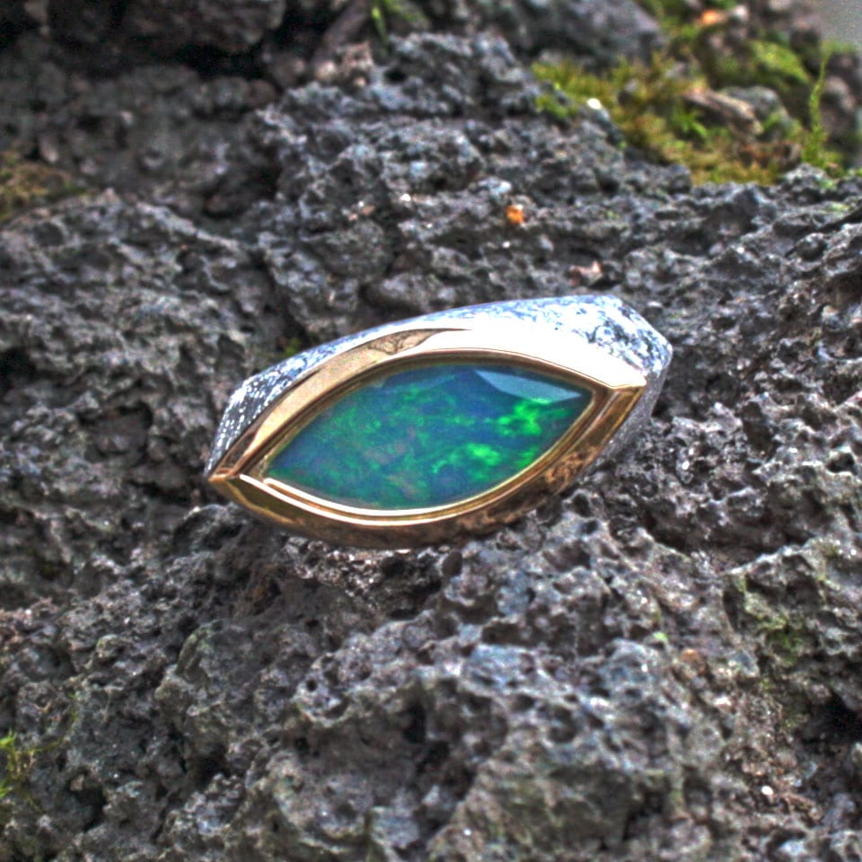 Silberring mit Opal in Golfassung