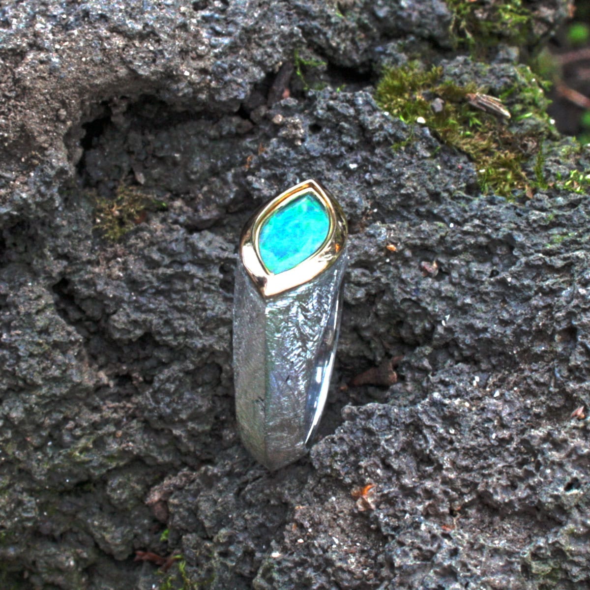 Silberring mit Opal in Golfassung