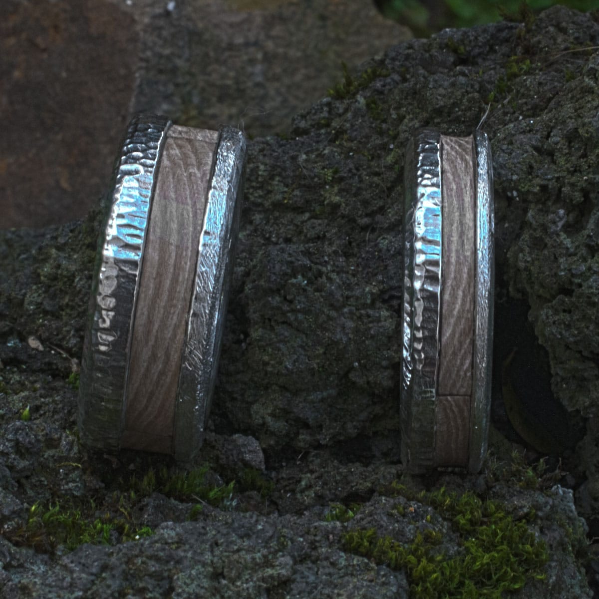 Eheringe mit versteinertem Holz