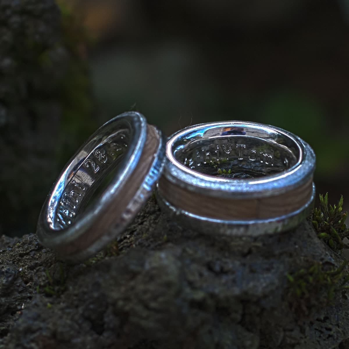 Eheringe mit versteinertem Holz