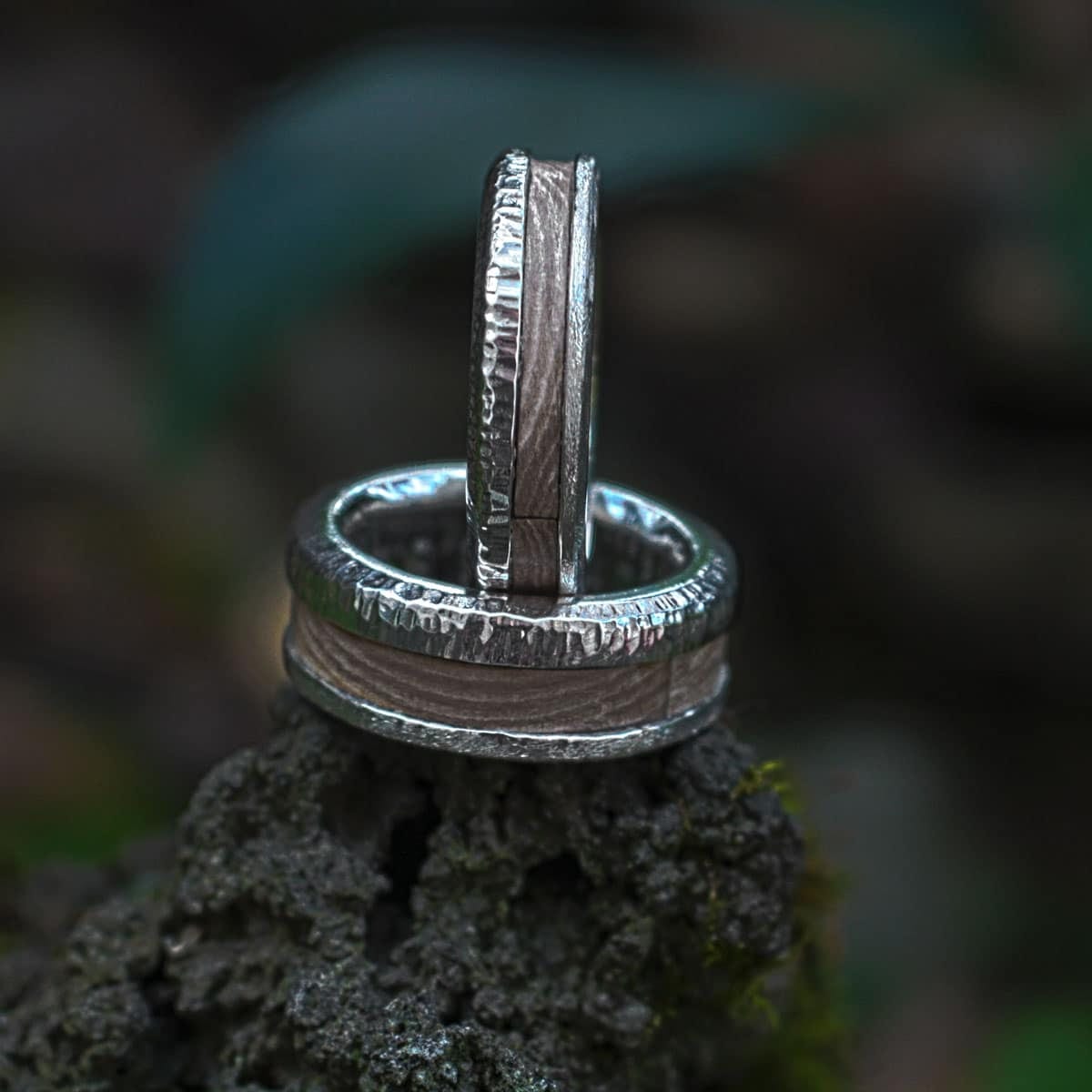 Eheringe mit versteinertem Holz