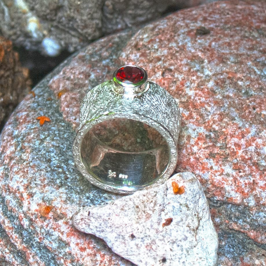 konkaver Silberring mit Granat