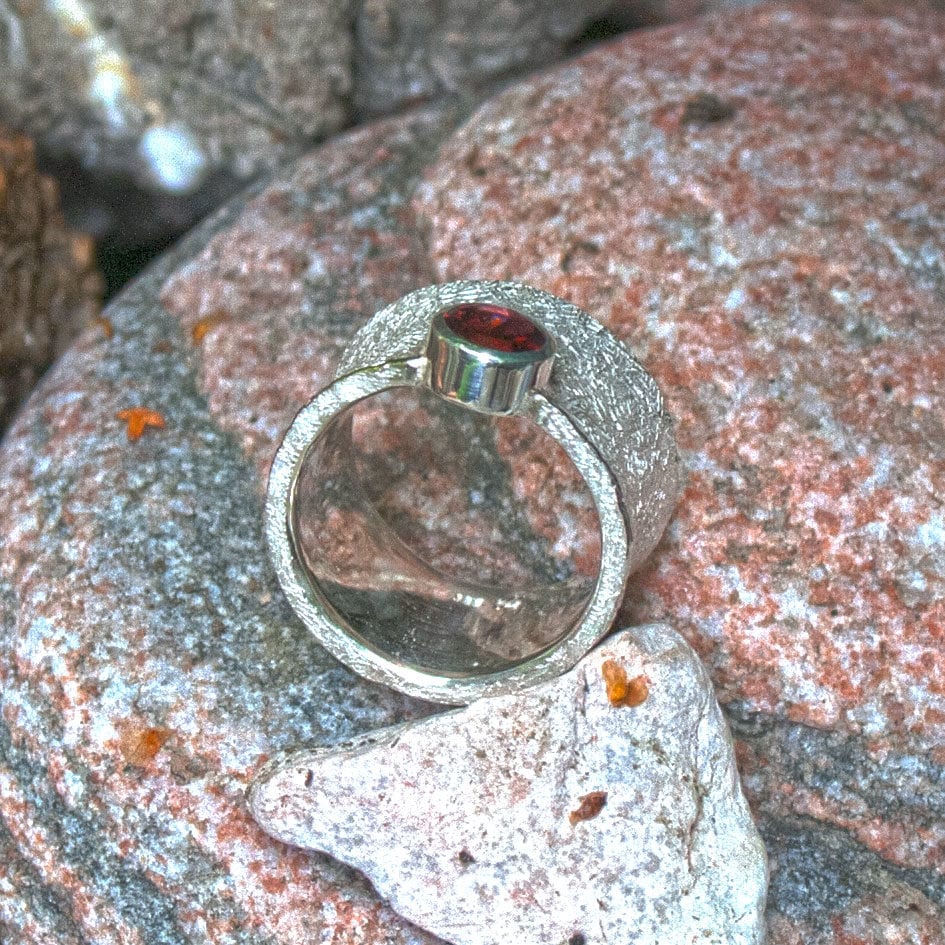 konkaver Silberring mit Granat