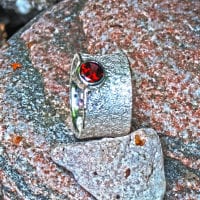 konkaver Silberring mit Granat