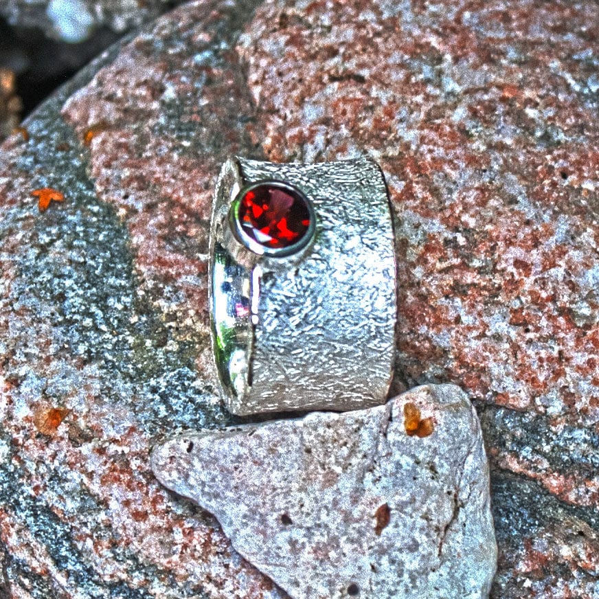 konkaver Silberring mit Granat