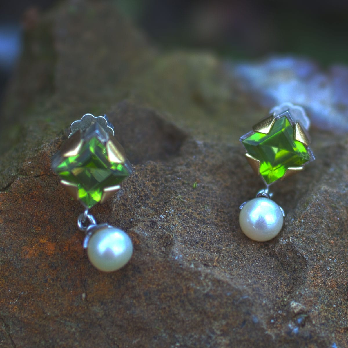 zweifarbige Peridot-Ohrstecker mit Perle
