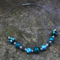 Muranoglas-Kette in verschiedenen Blau- und Türkistönen
