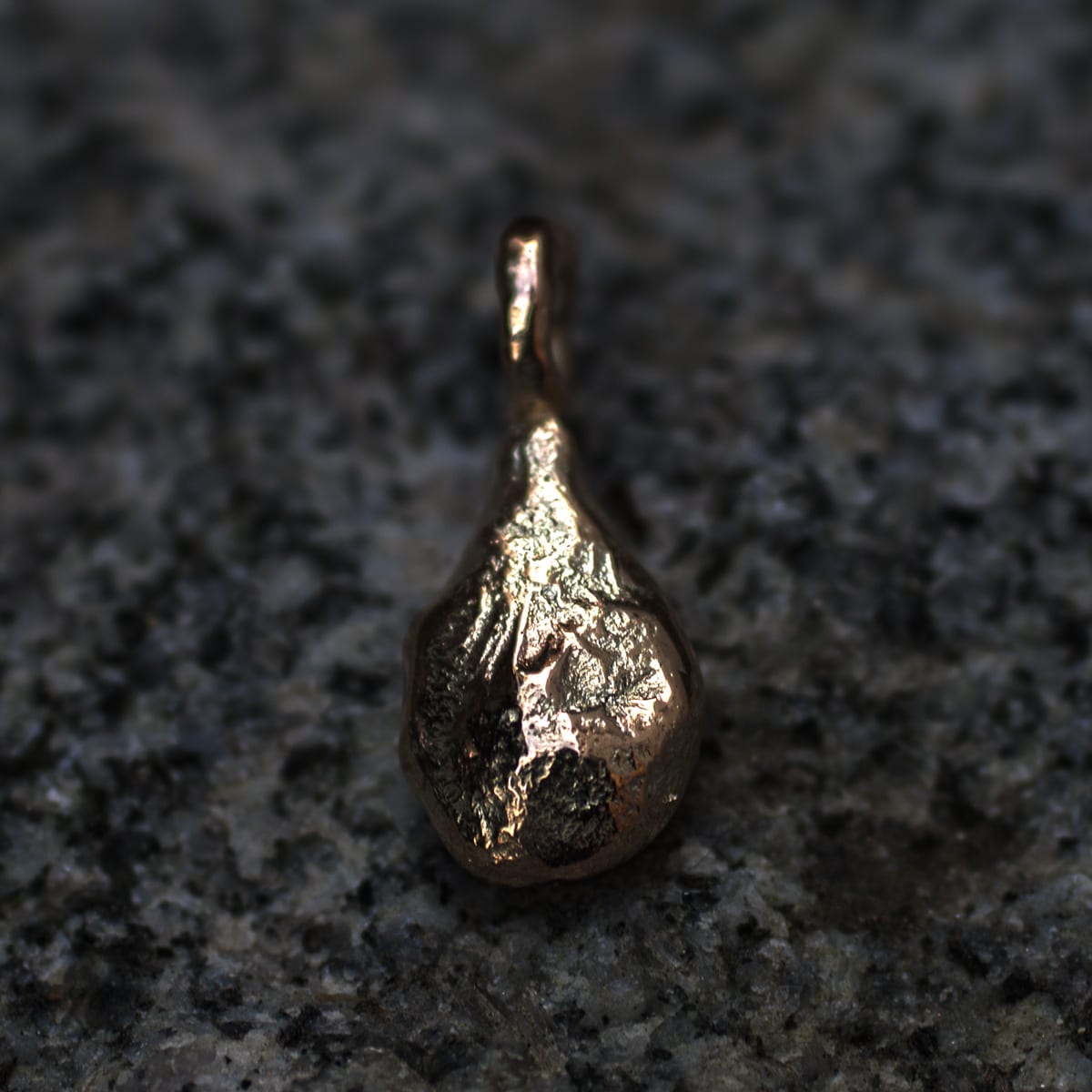 tropfenförmiger Anhänger Gold