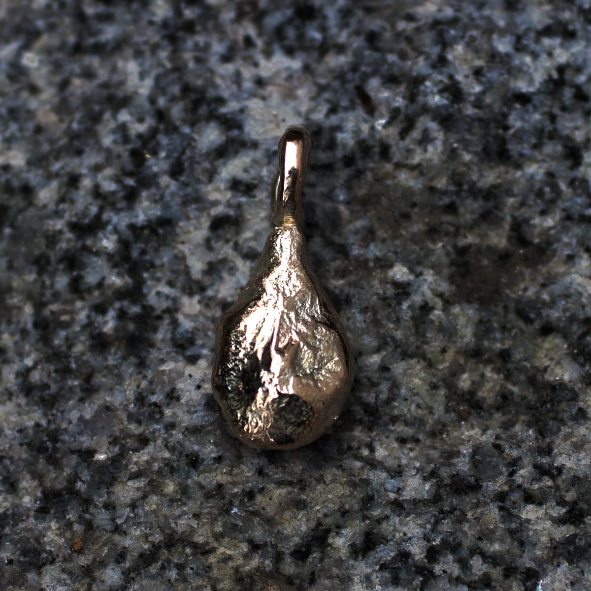 tropfenförmiger Anhänger Gold