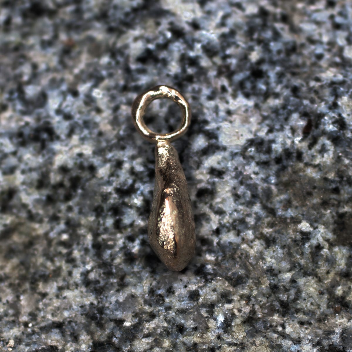 tropfenförmiger Anhänger Gold